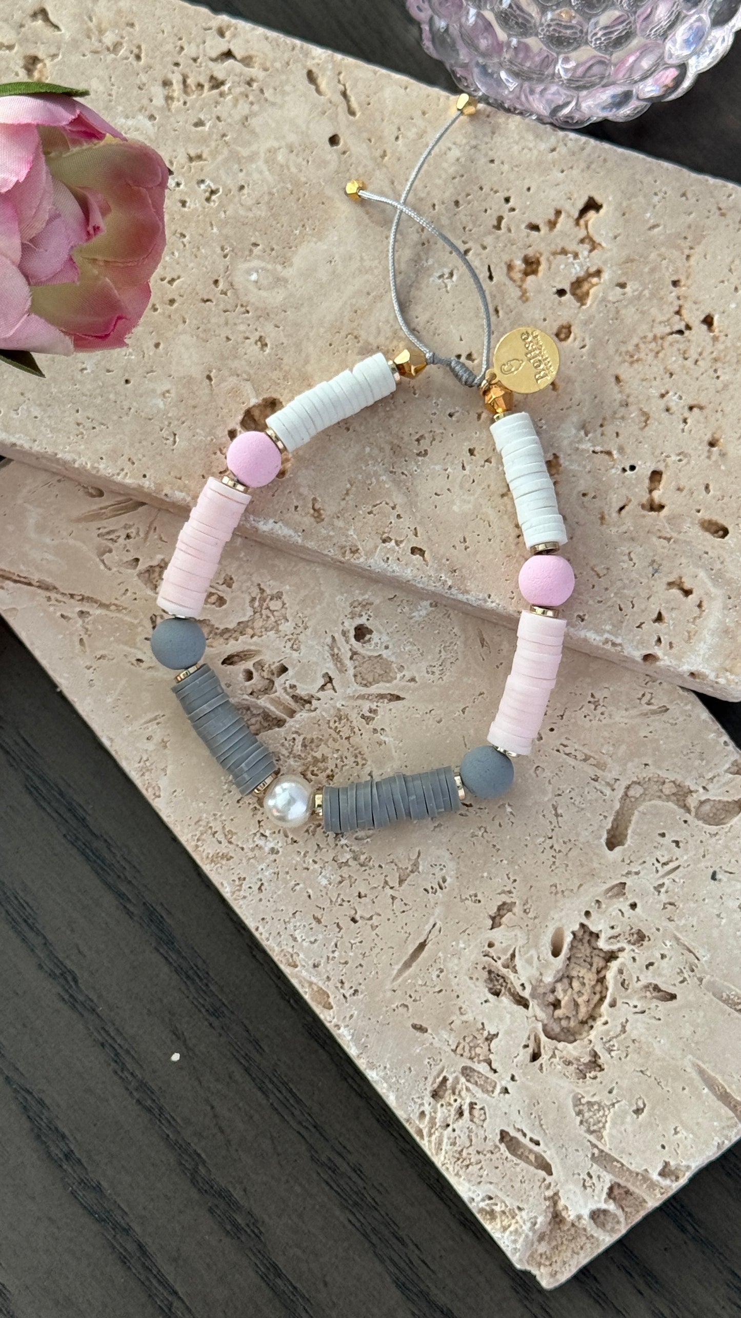 Pulsera de arcilla rosa, blanca y gris