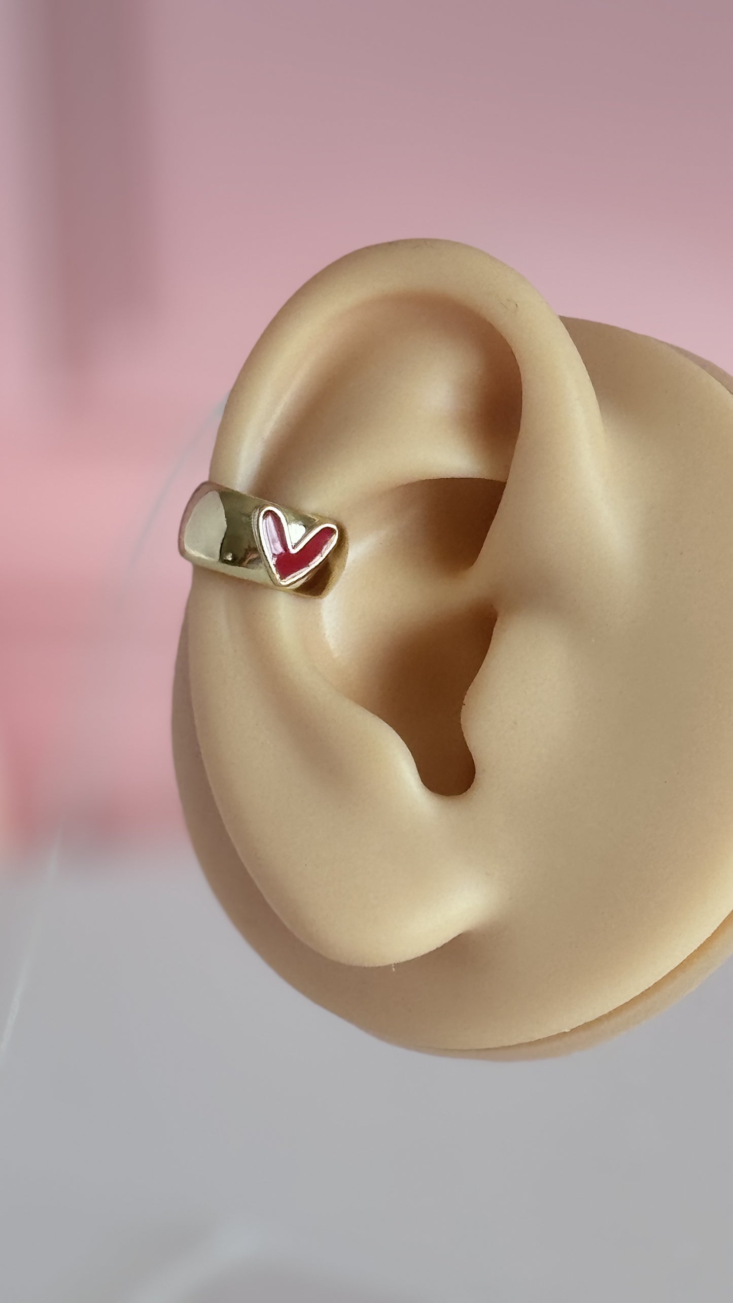 Puño para la oreja con forma de corazón y ancho de banda